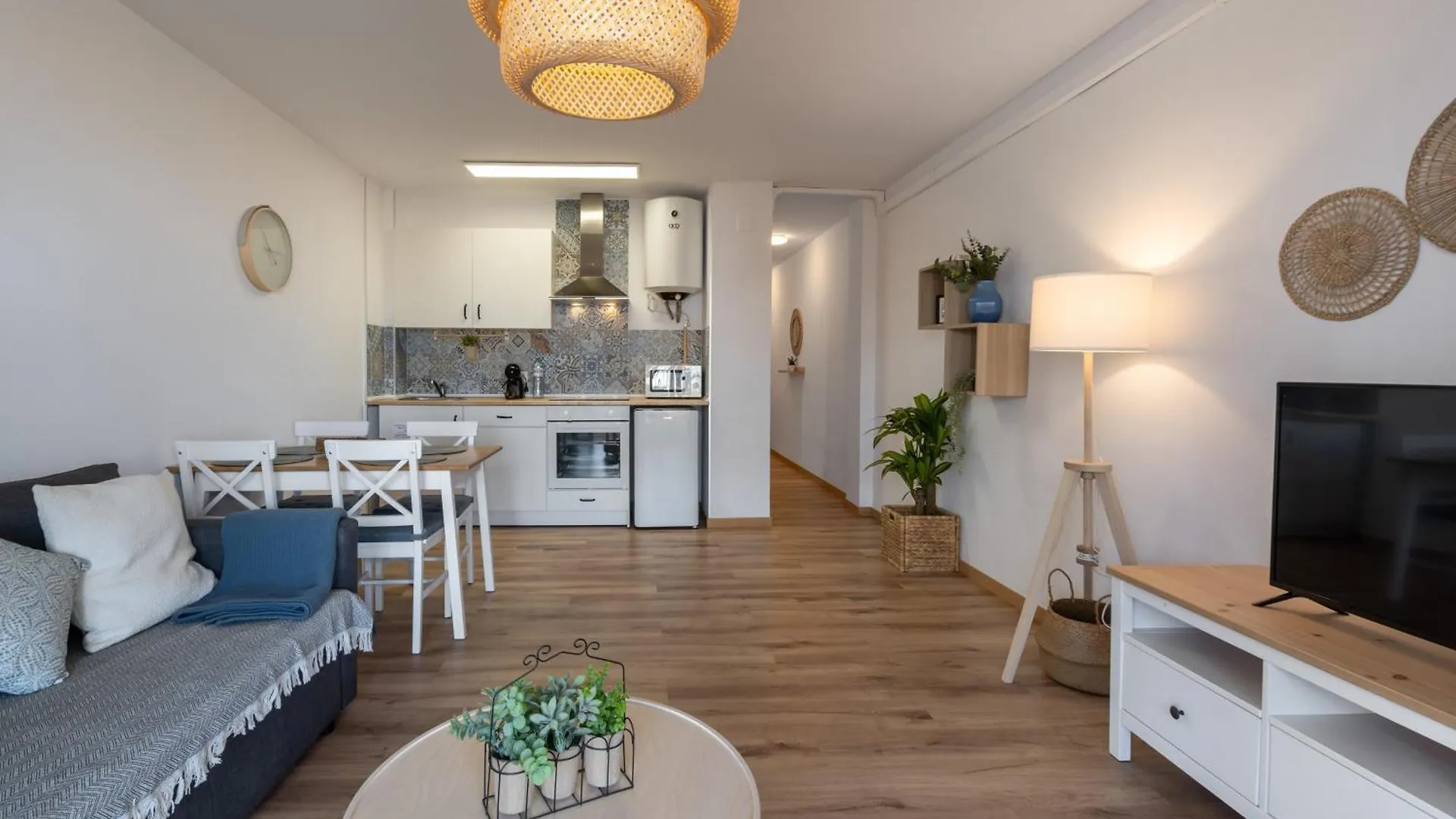 Renovated Apartment On Beachside With Pool Nerja Spanien